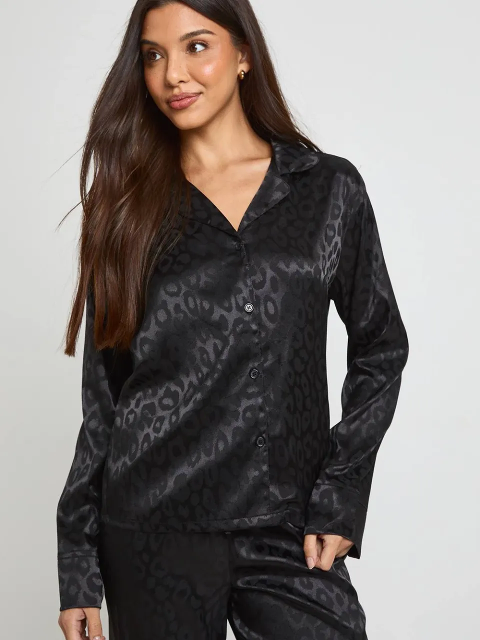 boohoo Dames Luipaard Jacquard Satijnen Pyjama Set Met Shirt Met Lange Mouwen & Broek zwart, foto 4