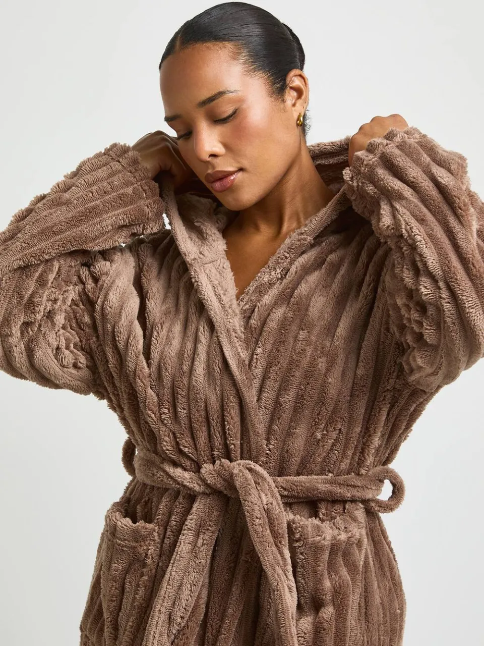 boohoo Dames Plus Geribbelde Fleece Lange Badjas Met Capuchon mokka, foto 4