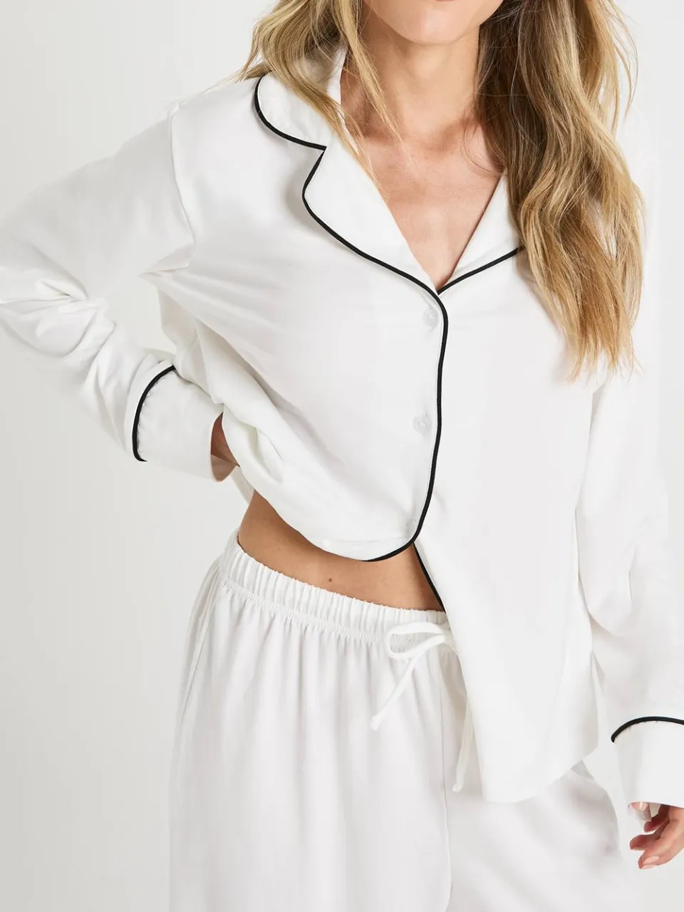boohoo Dames Petite Jersey met pijpdetail langarmig overhemd & broekpyjamasset wit, foto 4