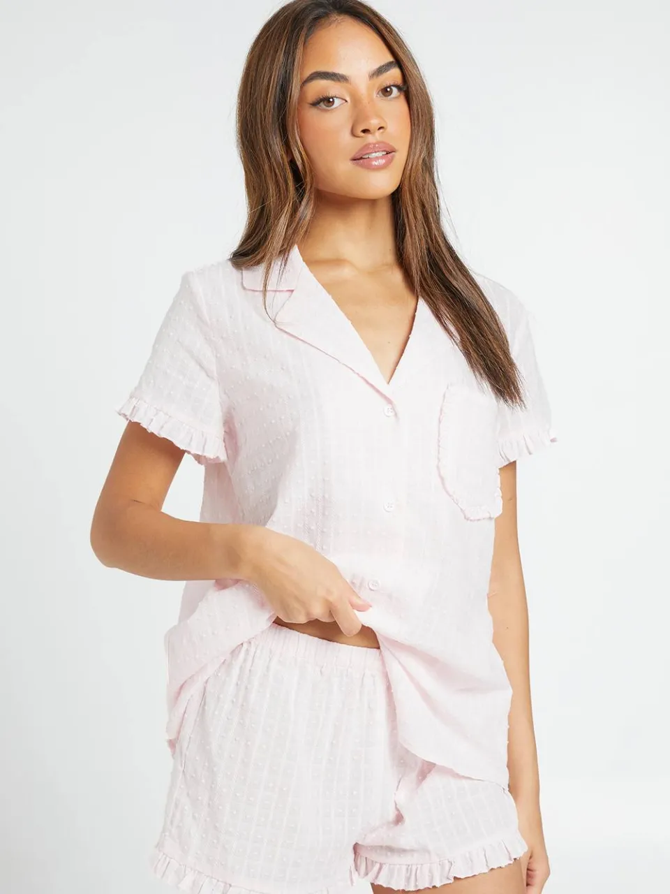 boohoo Dames Gestructureerde Pyjama Set Met Ruches Detail Korte Mouwen Shirt & Short roze, foto 3