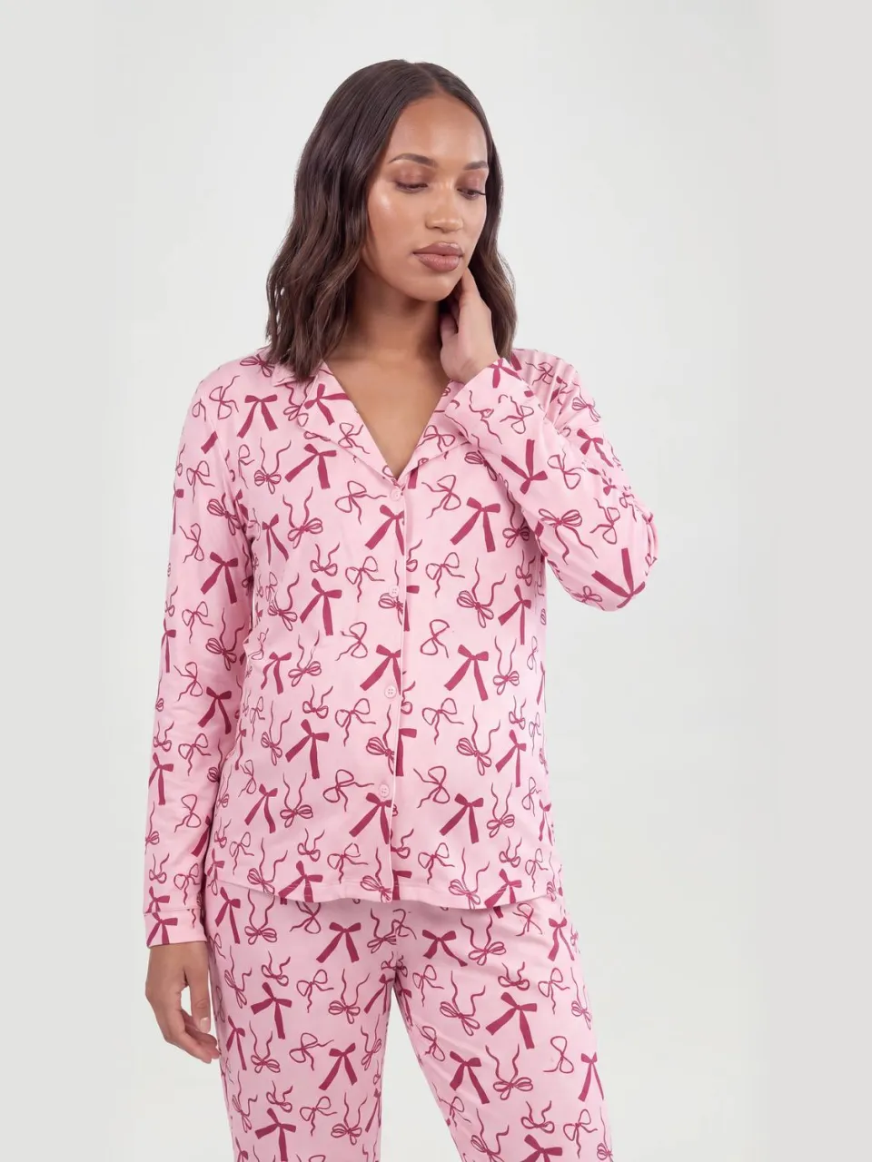 boohoo Dames Zwangerschaps Pyjama Set Met Strikjesprint, Lange Mouwen Shirt & Broek roze, foto 3