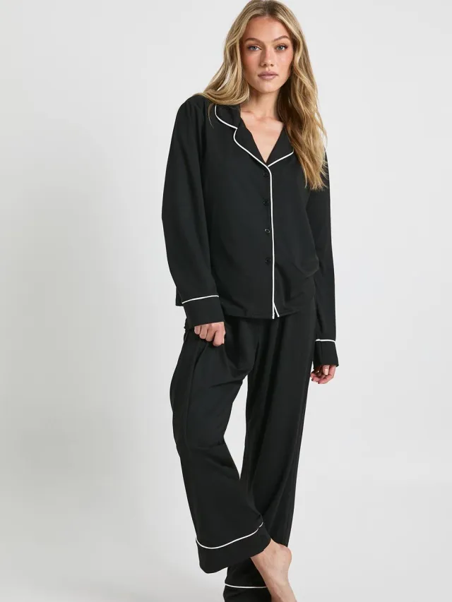 boohoo Dames Petite Jersey met pijpdetail, langarmig shirt & broek pyjamaset Zwart