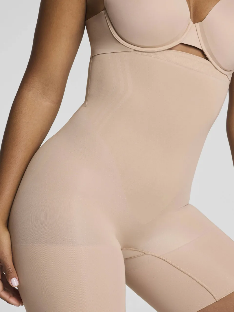 SPANX SPANXsculpt™ GoFigure seamless sterk corrigerende short High Waist Mid Thigh lichtbeige, foto 4