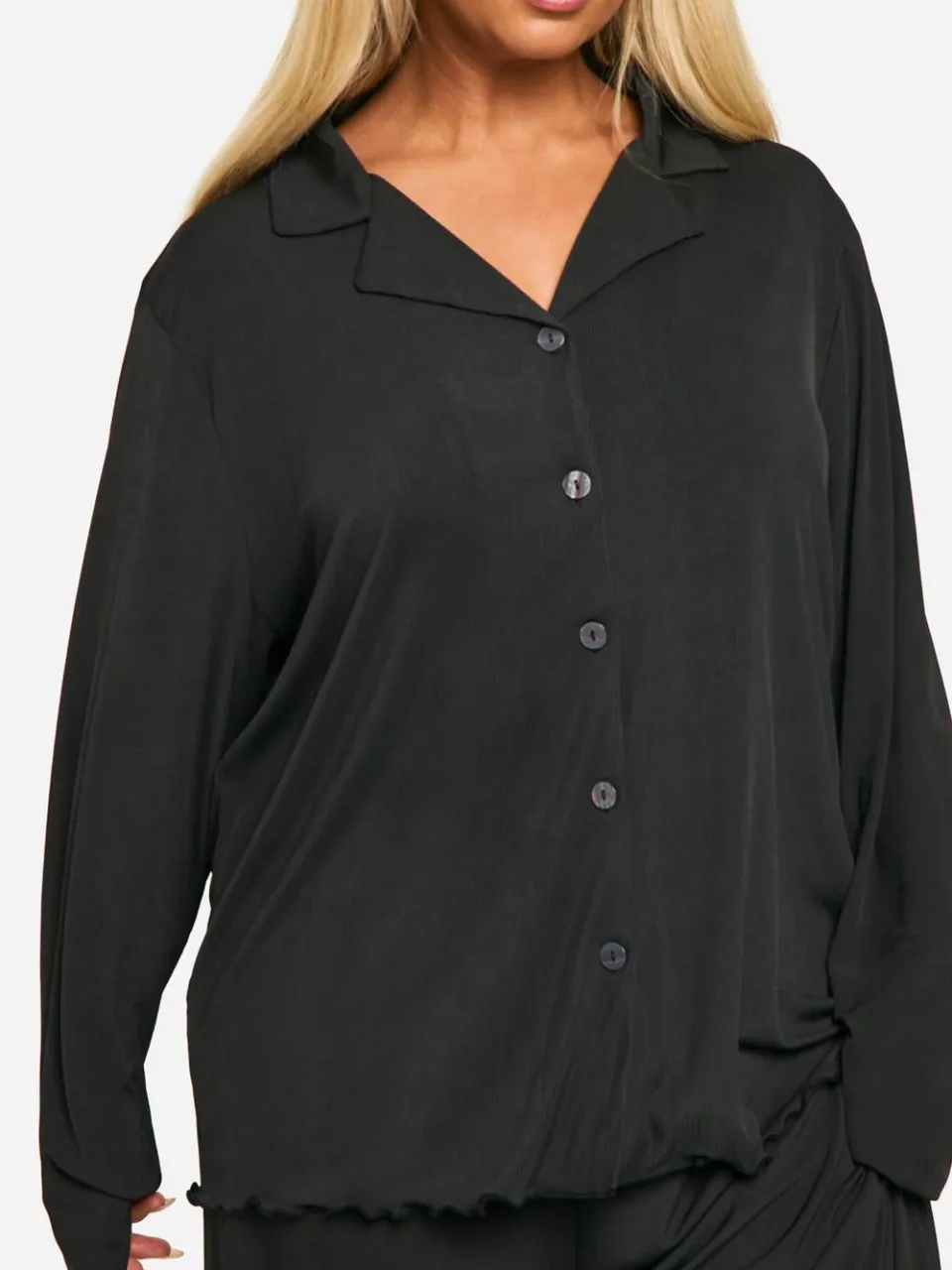 boohoo Dames Plus geribbelde pyjamaset met broek en knoopsluiting zwart, foto 3