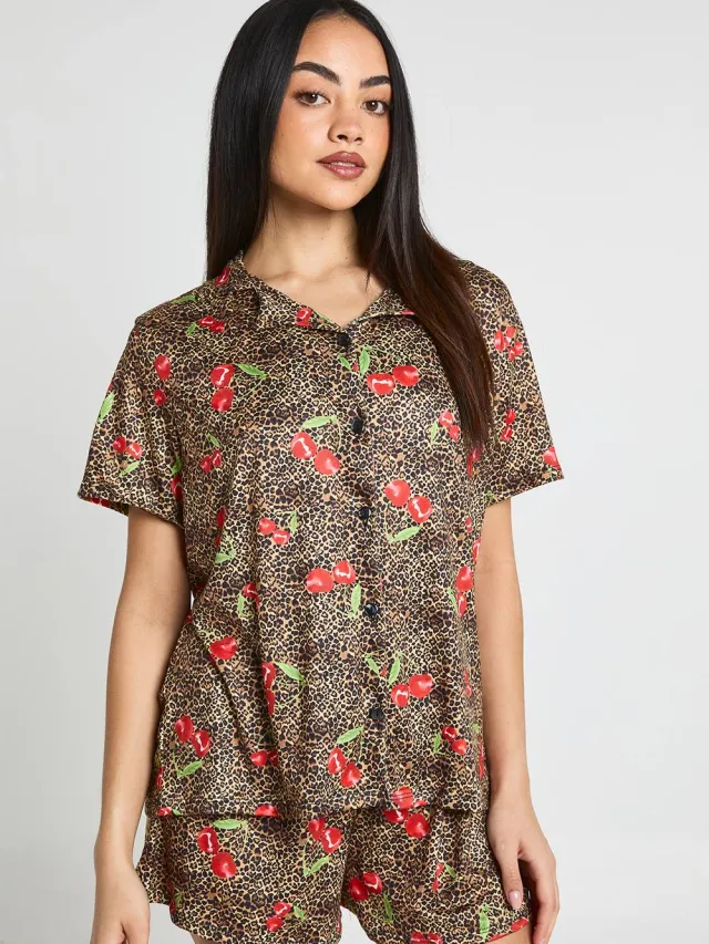 boohoo Dames Kersen & Luipaardprint Pyjama Set Met Korte Mouwen Shirt & Shorts