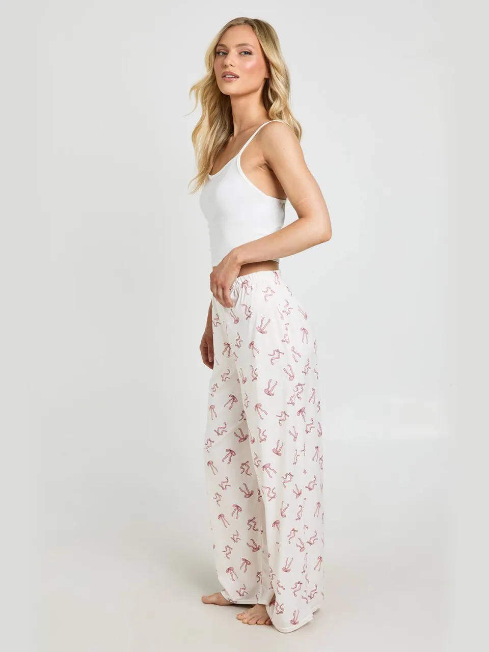 boohoo Dames Petite Cami & Broek Set Met Strikjesprint beige, foto 3