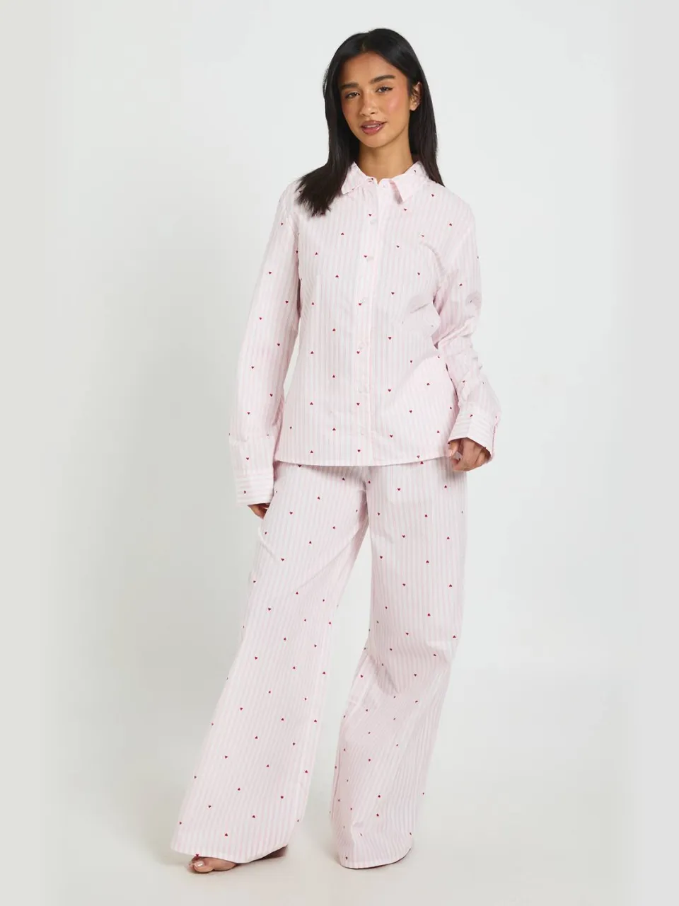 boohoo Dames Petite Katoenen Popeline Krijtstreep Hartjesprint Pyjama Set Met Shirt Met Lange Mouwen & Broek lichtroze, foto 3