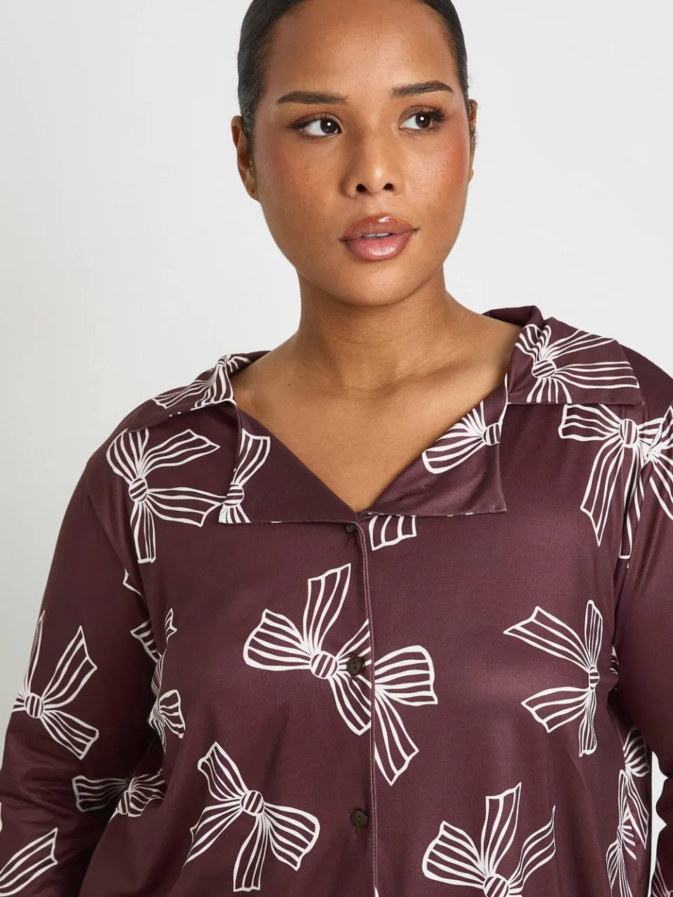 boohoo Dames Plus Boogprint langarmig overhemd & broek pyjama set chocoladebruin, foto 3