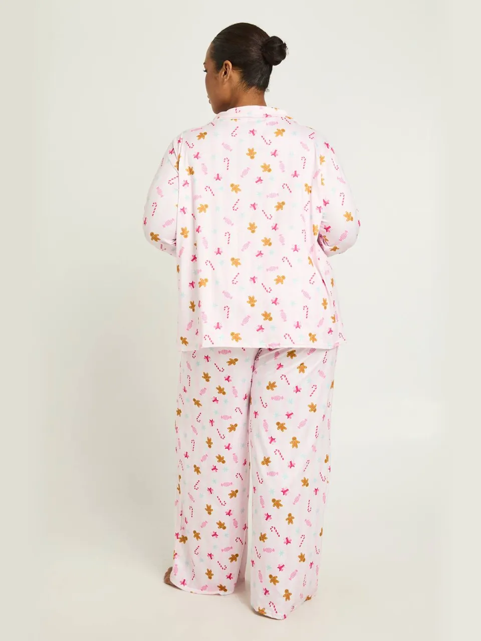 boohoo Dames Plus Peperkoekmannetje Print Lange Mouw Shirt En Broek Pyjama Set roze, foto 2