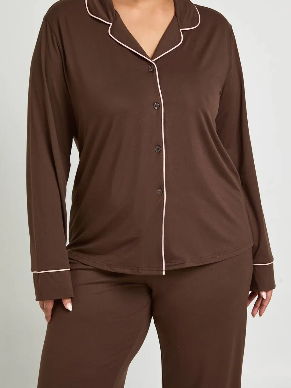 boohoo Dames Plus pijpdetail lange mouw overhemd & broek pyjamasset chocoladebruin, foto 4
