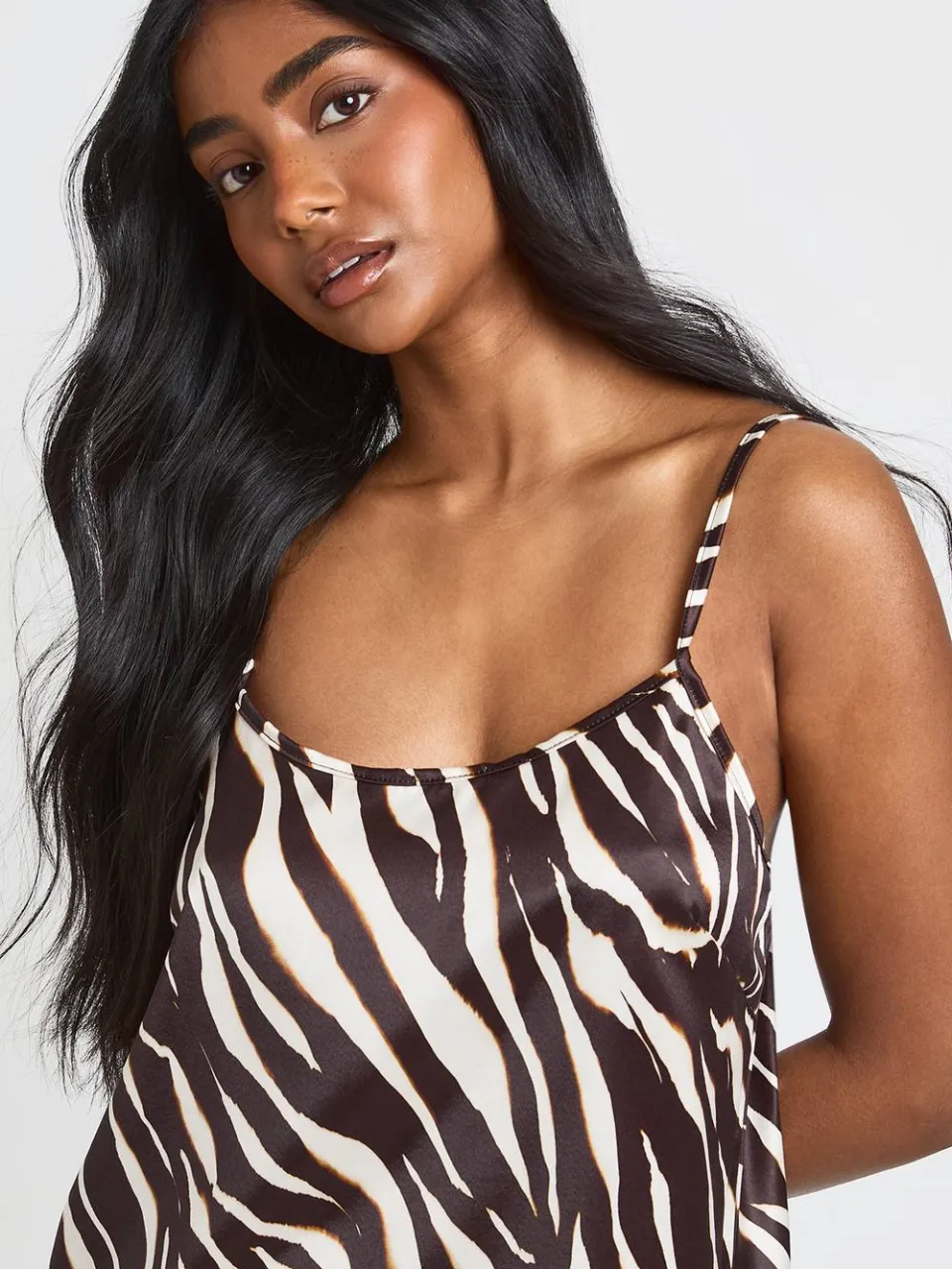 boohoo Dames Zebraprint Satijnen Cami & Wijde Pijpen Pyjamaset, foto 4