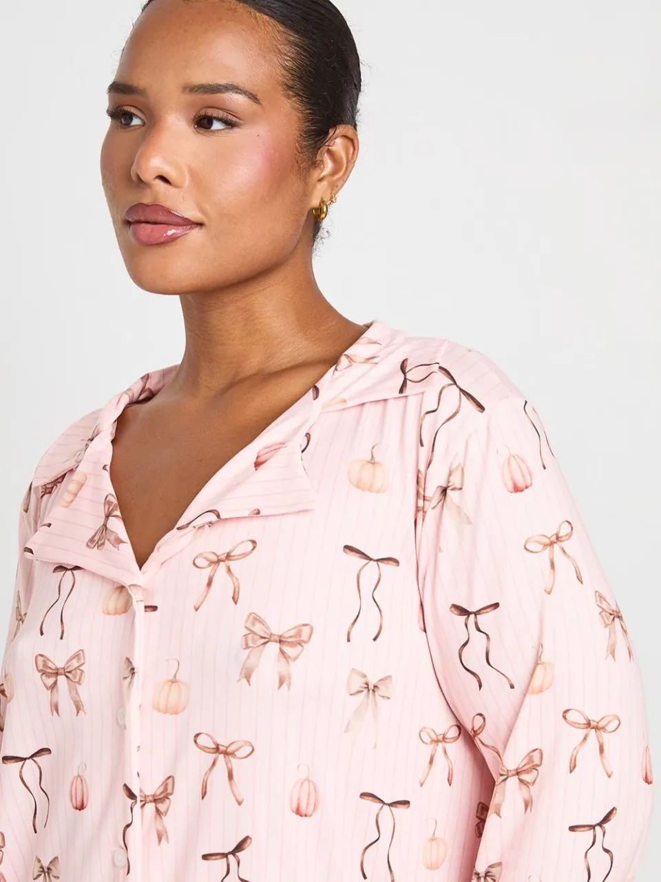 boohoo Dames Plus Pompoen En Strik Pyjama Set Met Shirt Met Lange Mouwen & Broek roze, foto 4
