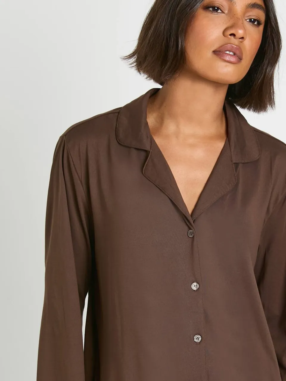 boohoo Dames Lang Soft Touch pyjama set met overhemd met knoopsluiting en broek chocoladebruin, foto 4
