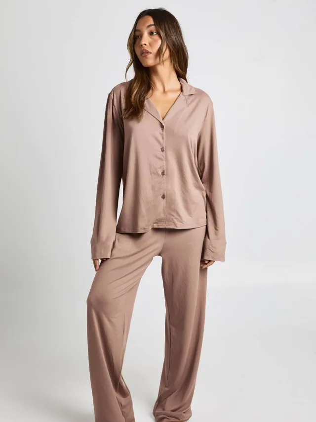 boohoo Dames Oversized satijnen langmouwhemd & broekpyjamaset Mokka