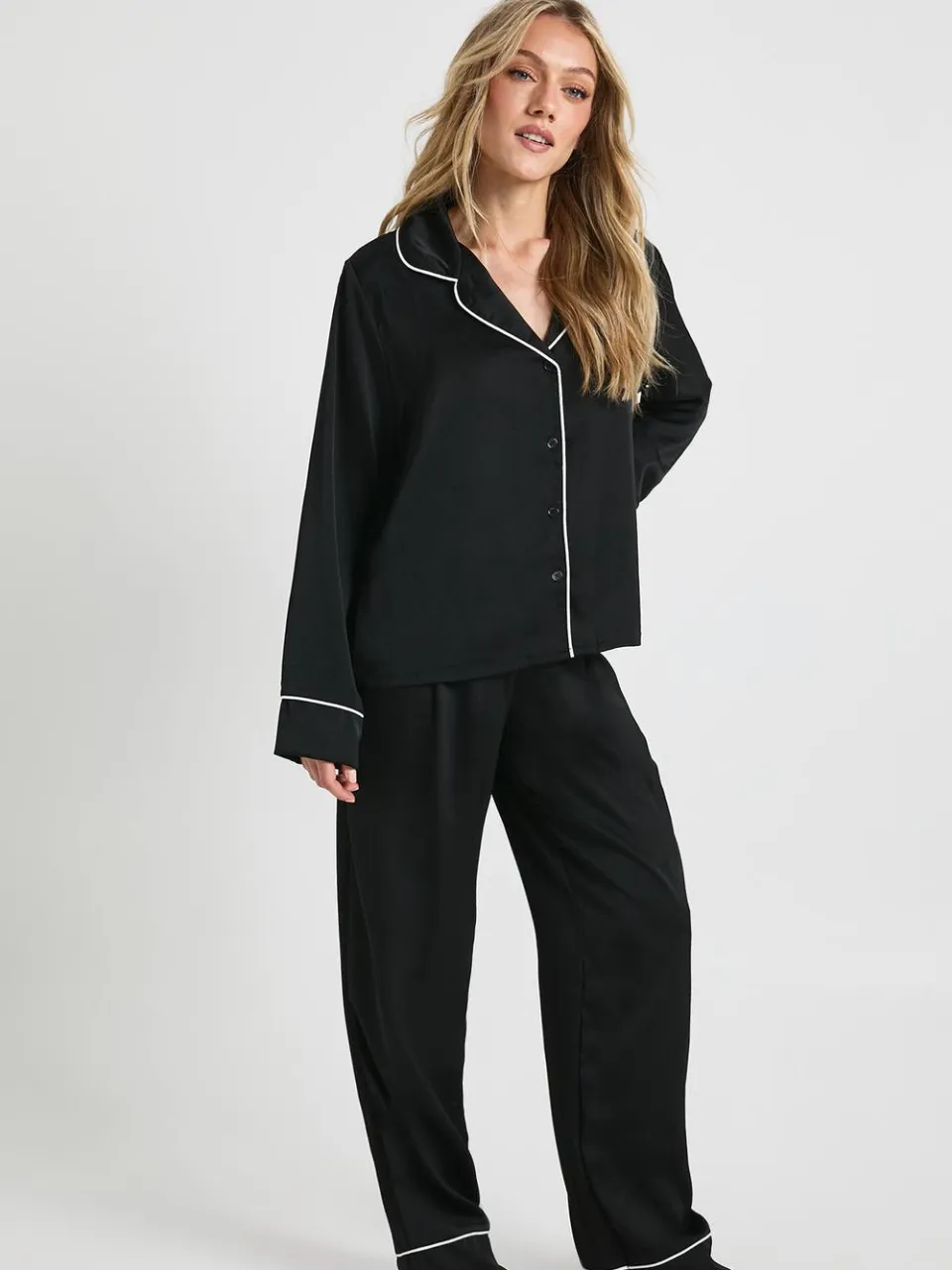 boohoo Dames Petite satijn pijpdetail lange mouwen overhemd & broek pyjamaset zwart, foto 3