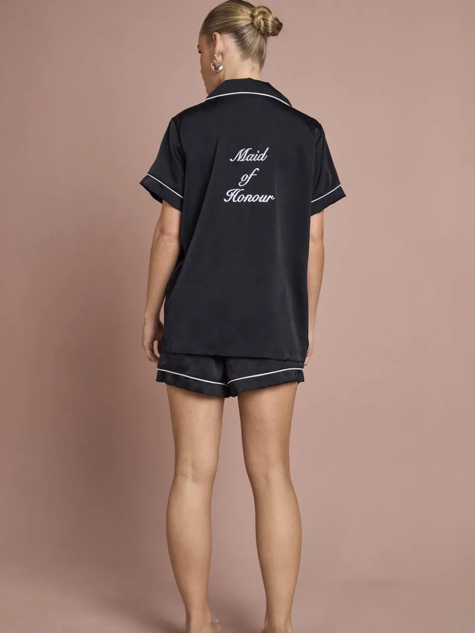 boohoo Dames Bruidspyjama 'Maid Of Honor' Satijn Geborduurd Korte Mouw Shirt & Shorts Set zwart, foto 3