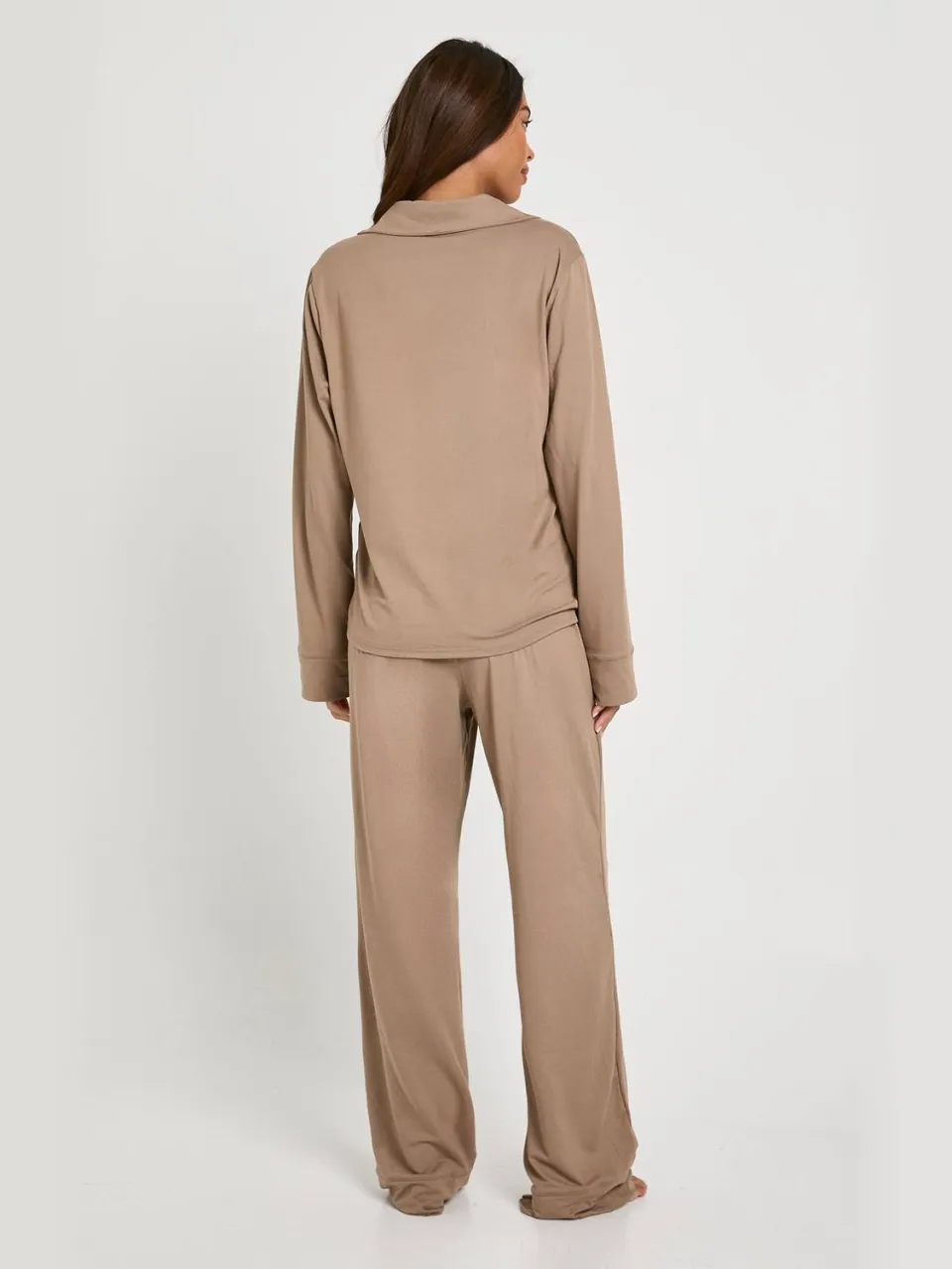 boohoo Dames Soft Touch pyjamaset met overhemd met knoopsluiting en broek mokka, foto 2
