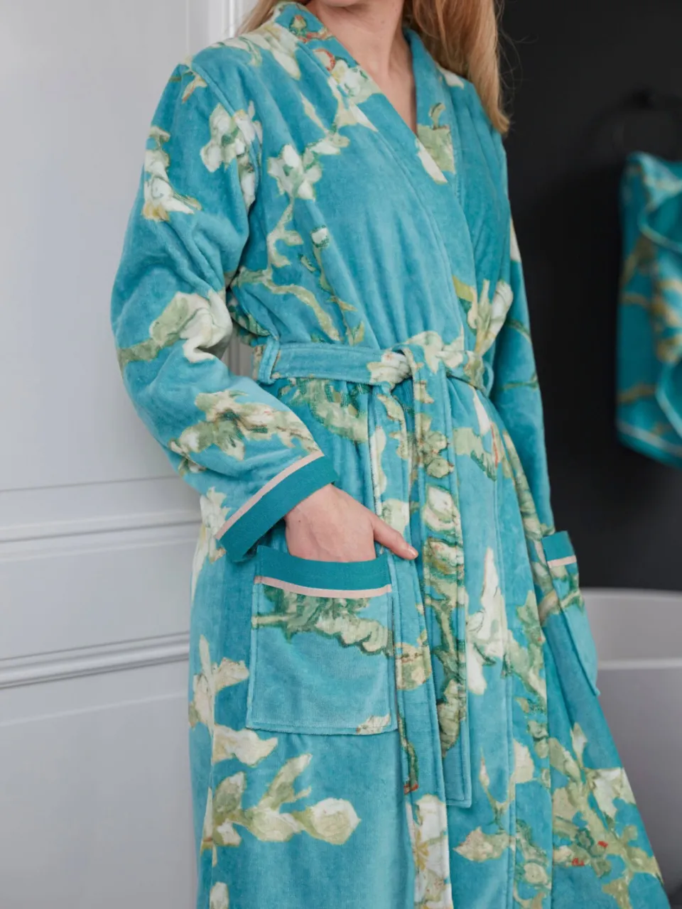 Beddinghouse x Van Gogh museum fluwelen badjas met bloemen lichtblauw Lichtblauw/groen