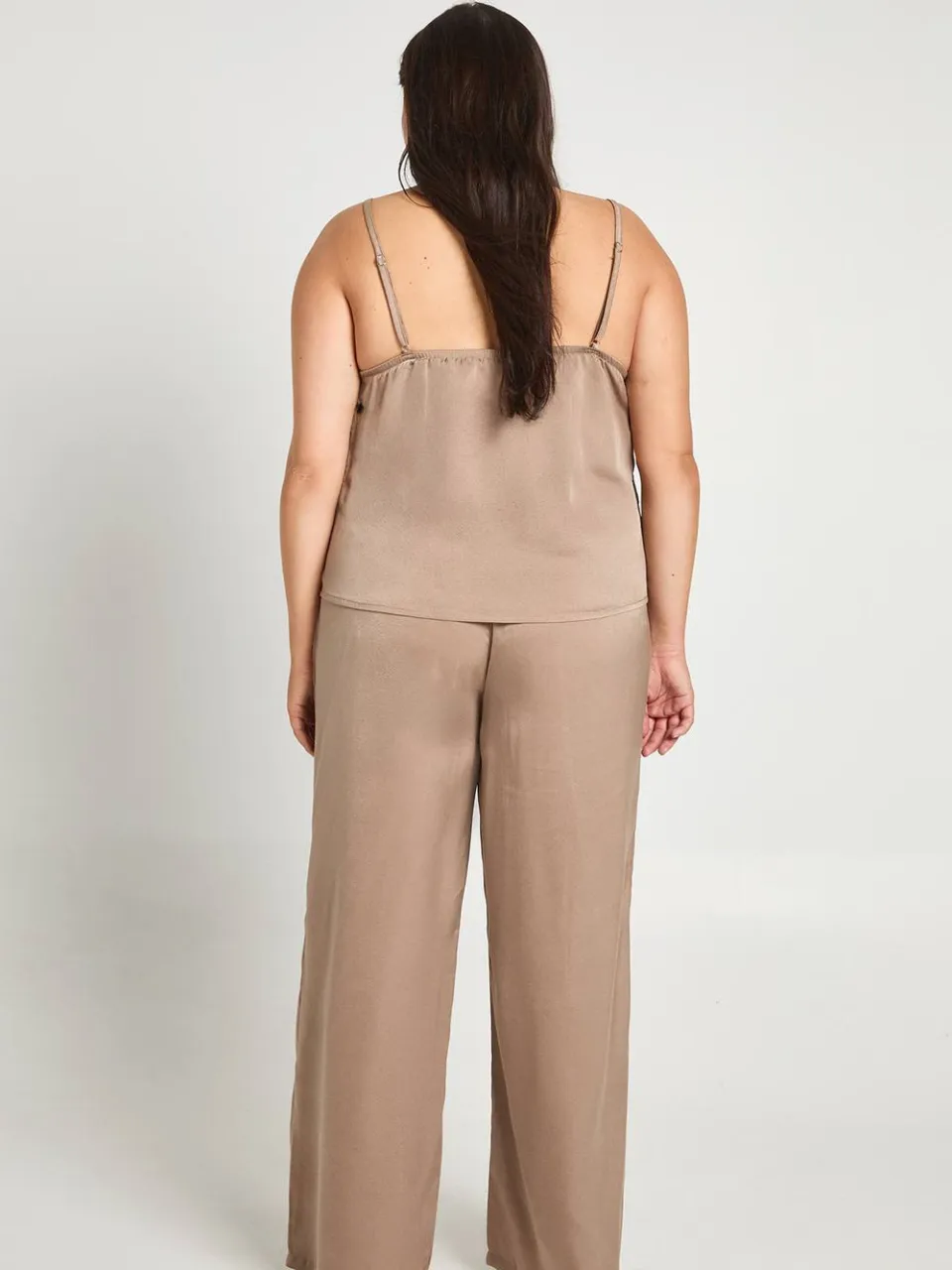 boohoo Dames Plus Maat Cami En Broek Pyjama Set mokka, foto 2