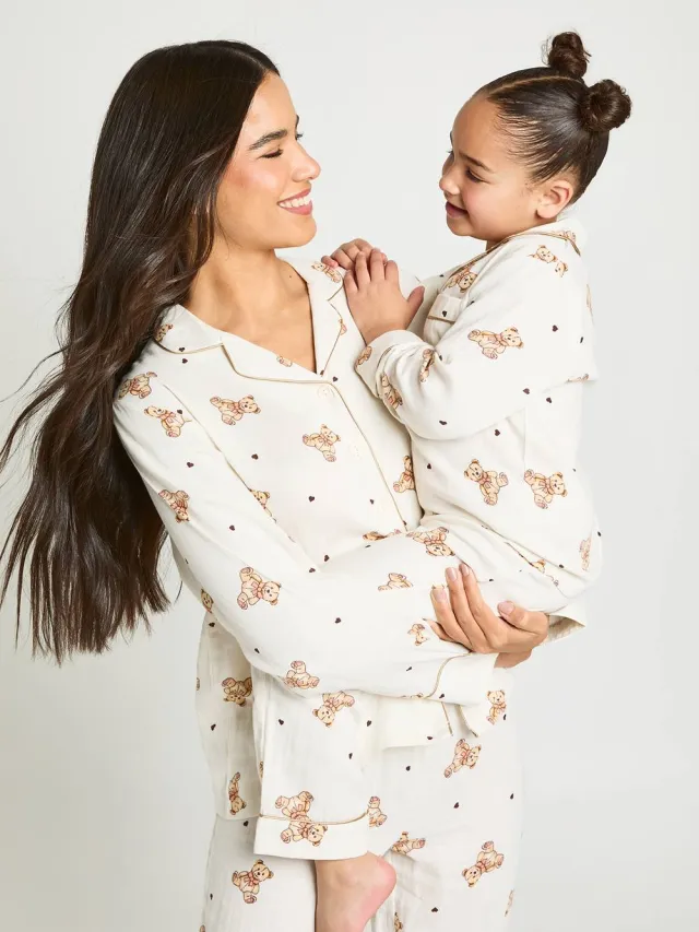 boohoo Dames Dames Bijpassende Familie Mousseline Beer Print Pyjama Set Met Shirt Met Lange Mouwen & Broek Crème
