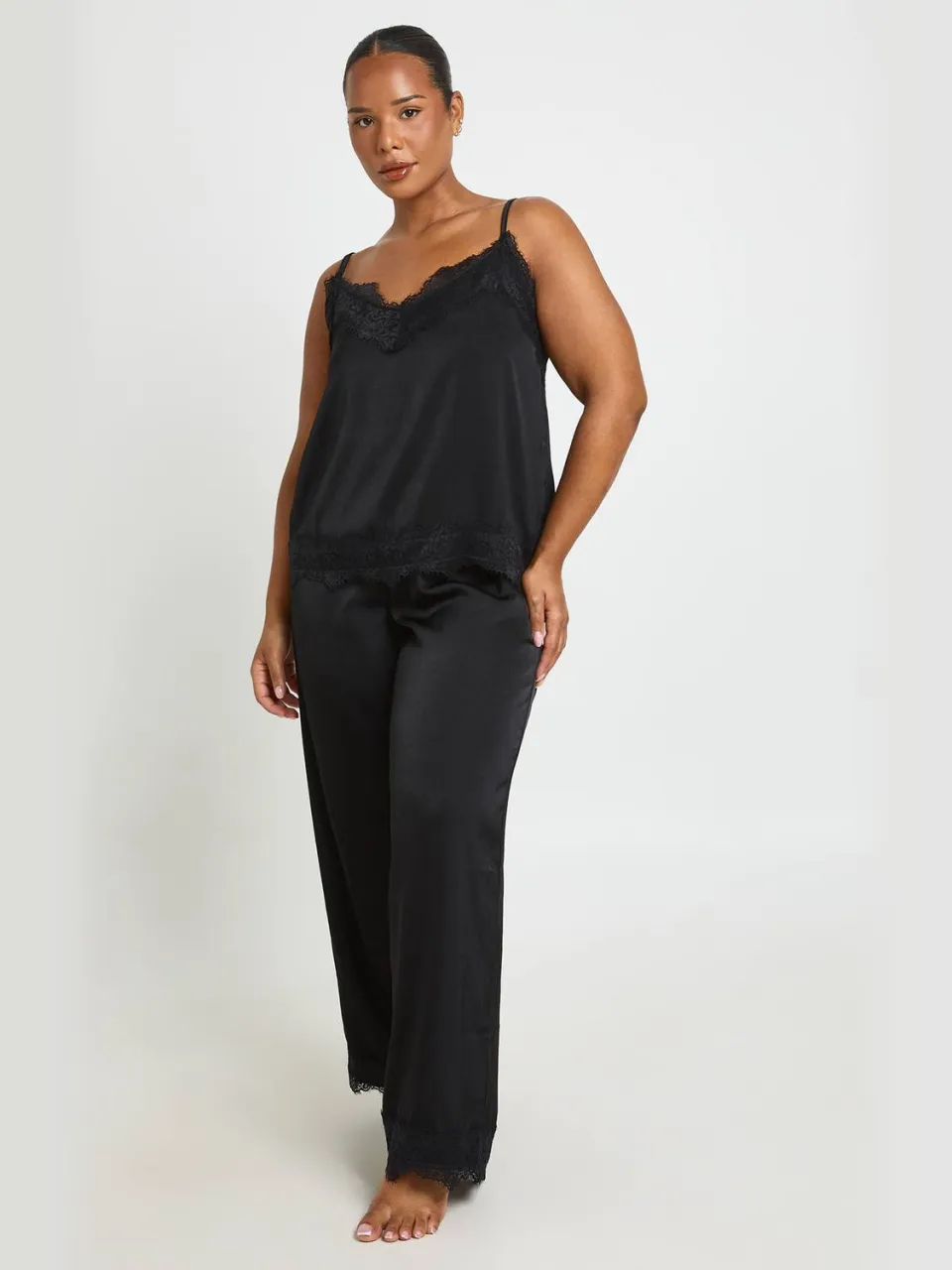 boohoo Dames Plus Satijnen Kanten Cami En Broek Pyjama Set Zwart