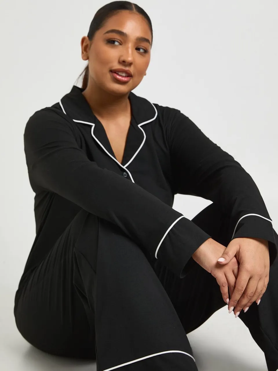 boohoo Dames Plus pyjama-set met langmouwig overhemd met pijpdetails & broek zwart, foto 3