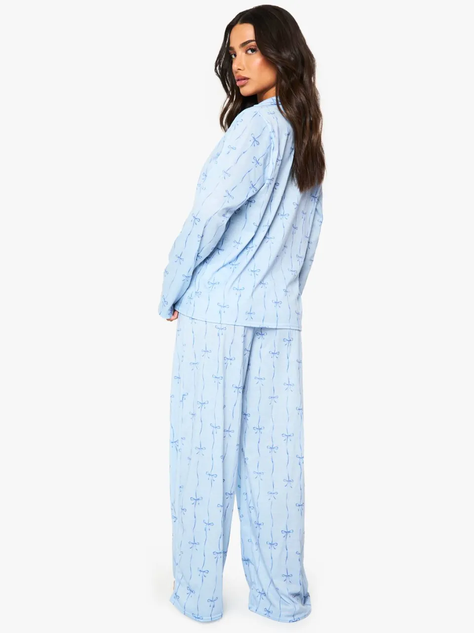 boohoo Dames Petite Pyjama Set met Strikprint: Langmouwen Shirt & Broek blauw, foto 2