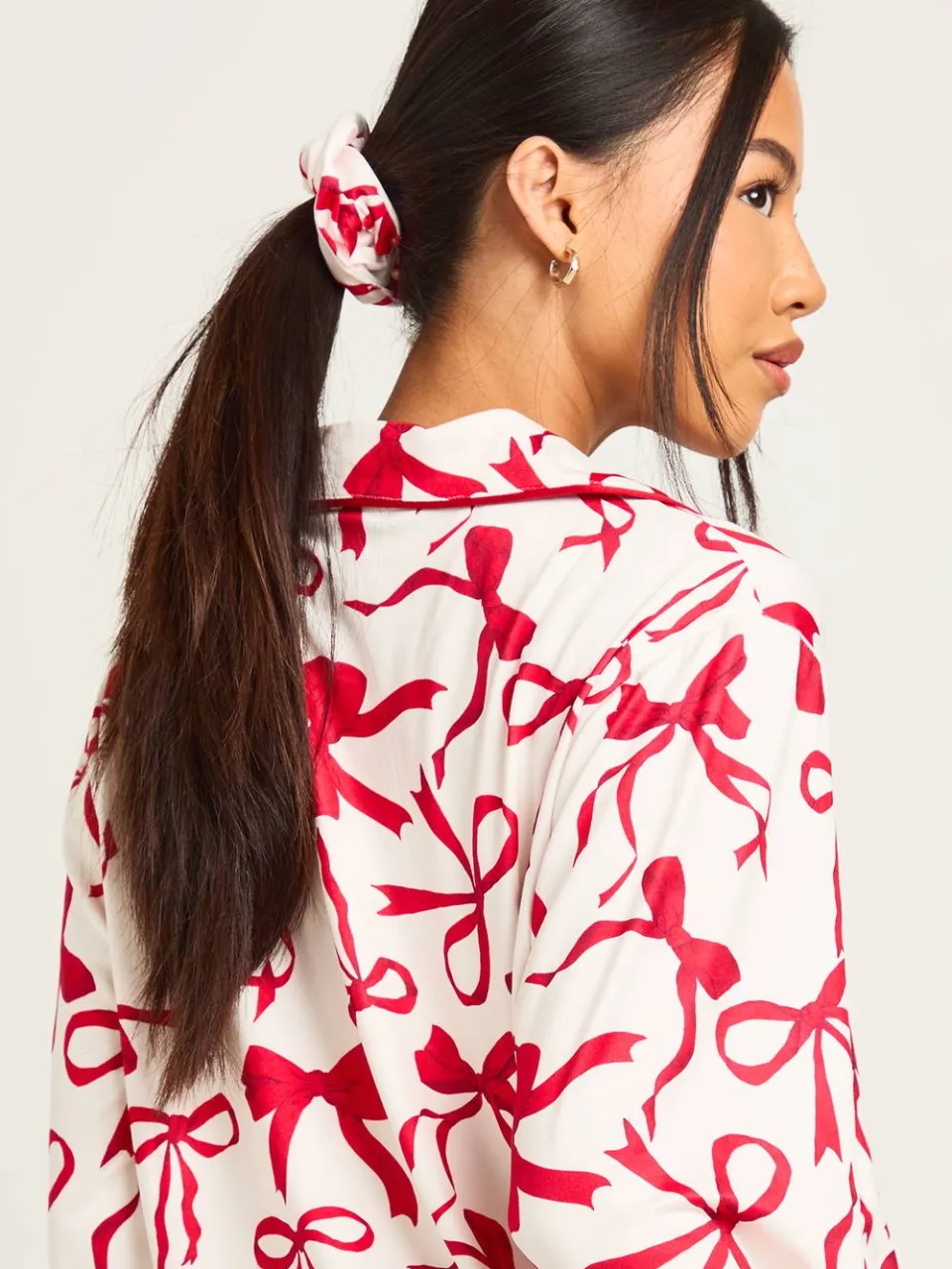 boohoo Dames Petite Oversized Strik Print Lange Mouw Shirt & Broek 3-Delige Pyjama Set crème, foto 4