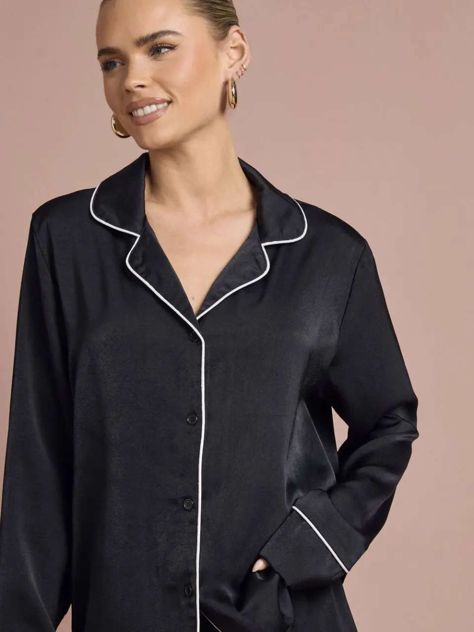 boohoo Dames Satijn Paspel Detail Lange Mouw Shirt & Shorts Pyjama Set zwart, foto 4