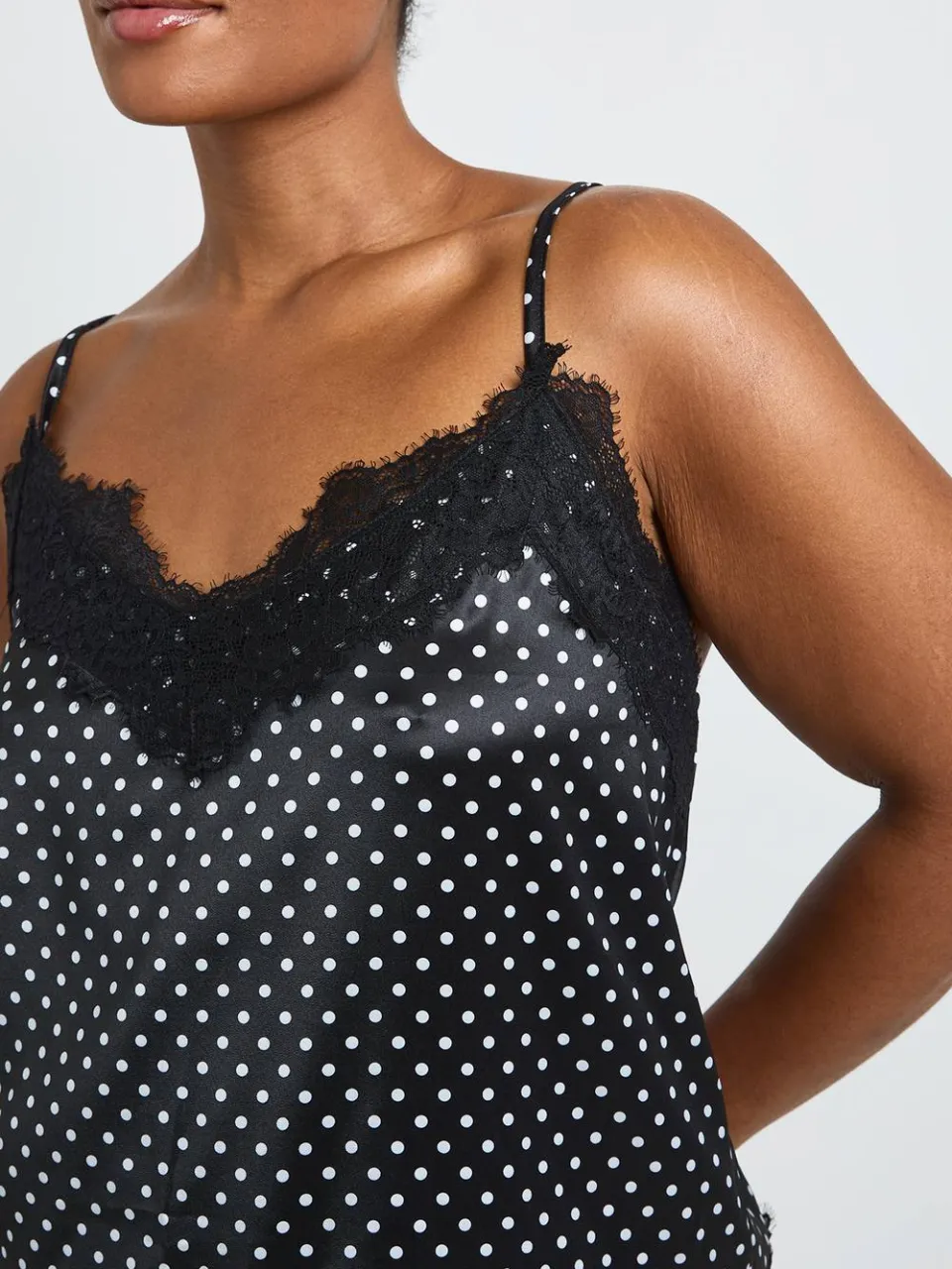 boohoo Dames Plus Satijnen Pyjama Set Met Stippenprint, Kanten Cami En Broek zwart, foto 4