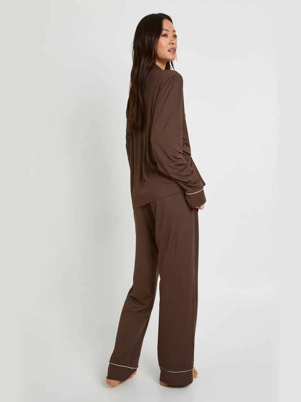 boohoo Dames Tall Jersey Pyjama Set met Paspeldetails - Shirt met Lange Mouwen & Broek chocoladebruin, foto 2