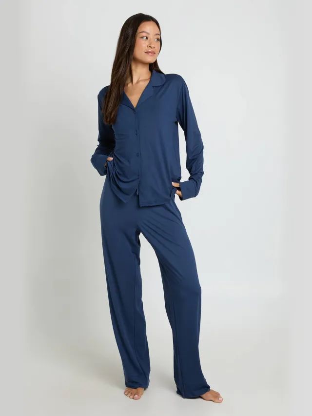 boohoo Dames Lange Pyjama Set Met Zacht Aanvoelend Shirt Met Knoopsluiting En Broek Marineblauw