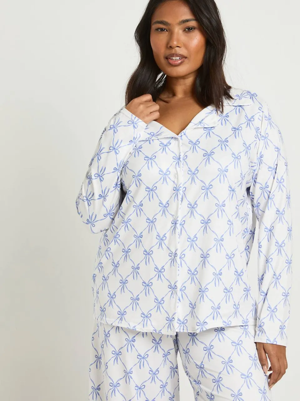 boohoo Dames Plus Strik Print Lange Mouw Shirt En Broek Pyjama Set blauw, foto 3