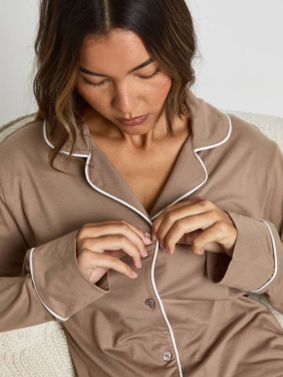 boohoo Dames Pyjamaset met langmouwshirt en broek met jersey piping-detail mokka, foto 3