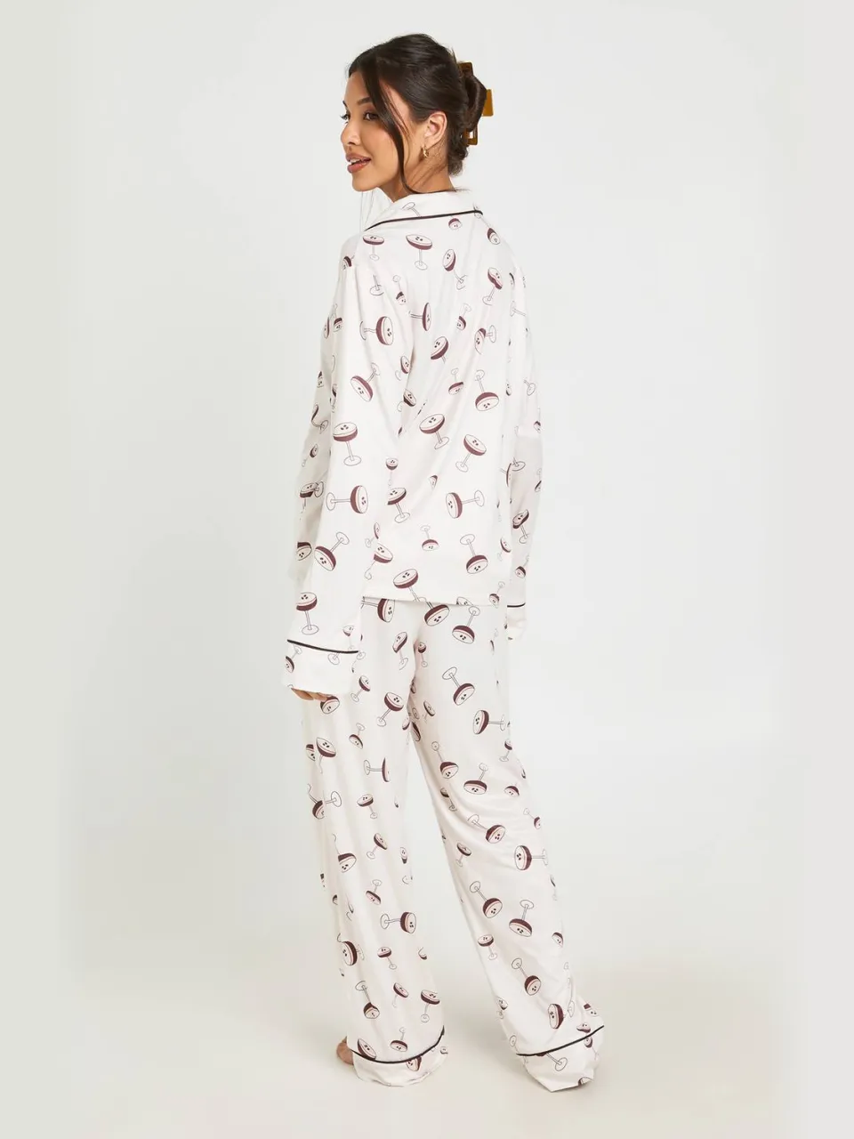 boohoo Dames Espresso Martini Print Pyjama Set Met Paspeldetail Lange Mouwen & Broek beige, foto 2