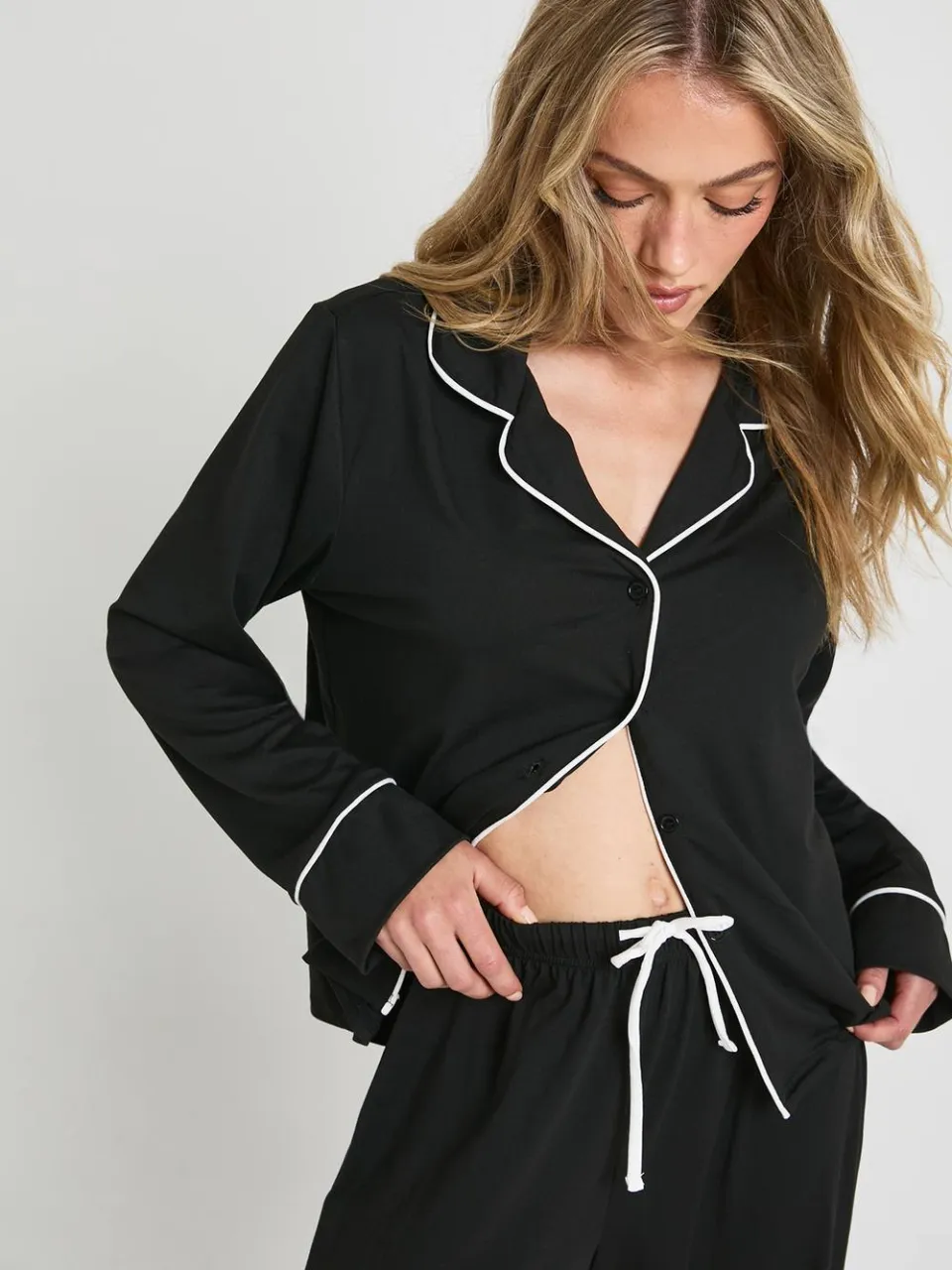 boohoo Dames Petite Jersey met pijpdetail, langarmig shirt & broek pyjamaset zwart, foto 4
