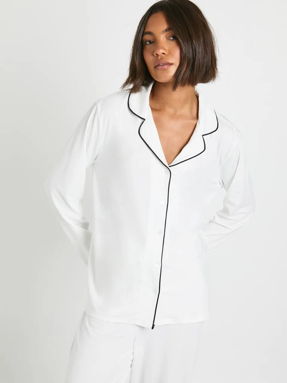 boohoo Dames Pyjamaset voor lange maten: langmouwig overhemd en broek met jersey-pijpendetail wit, foto 3