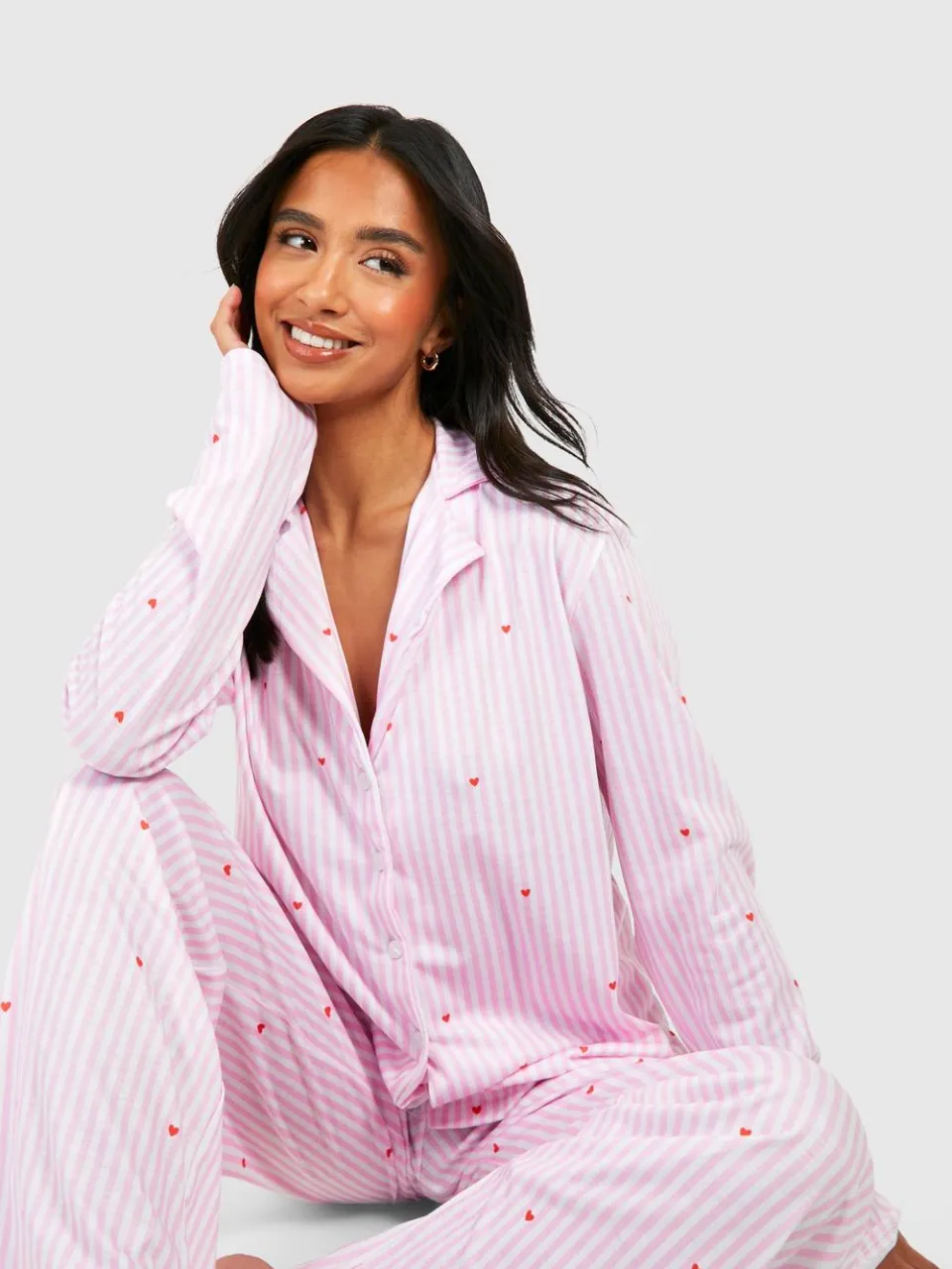 boohoo Dames Petite pennenstreep hartprint lange mouw overhemd met broek pyjamaset roze, foto 3