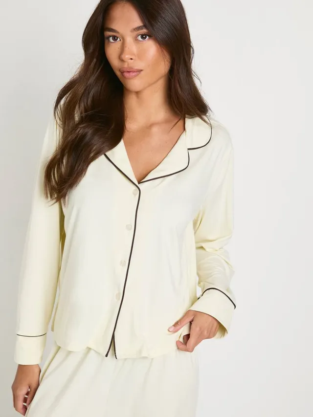 boohoo Dames Petite Piping Detail Overhemd met Lange Mouwen & Broek Pyjama Set Crème