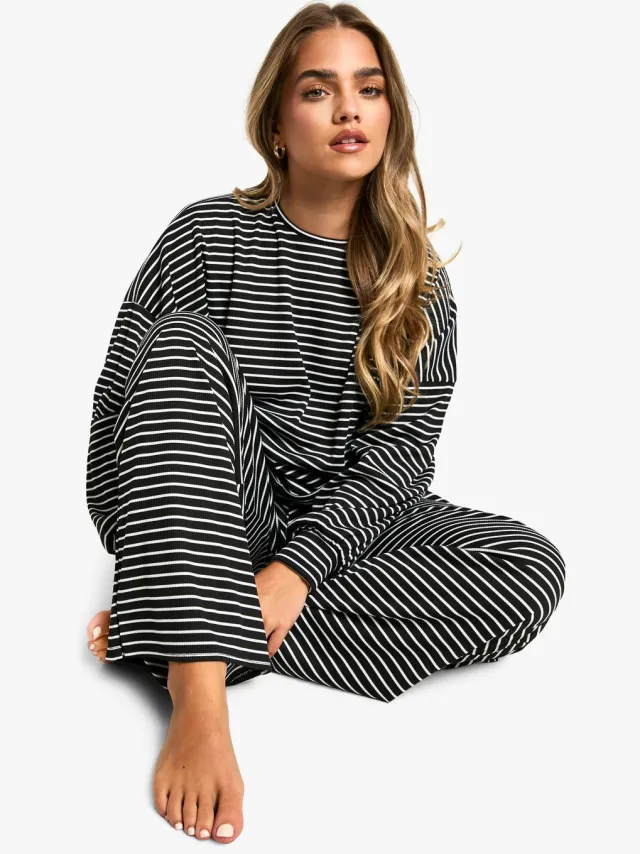 boohoo Dames Petite Loungewear Gestreepte Lange Mouw Top & Broek Pyjama Set Zwart
