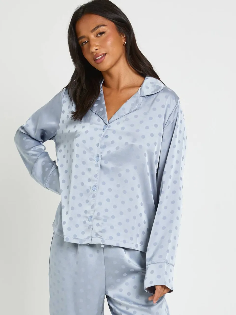 boohoo Dames Petite Satijnen Pyjama Set Met Polkadot Jacquard Lange Mouwen Shirt & Broek stoffig blauw, foto 4