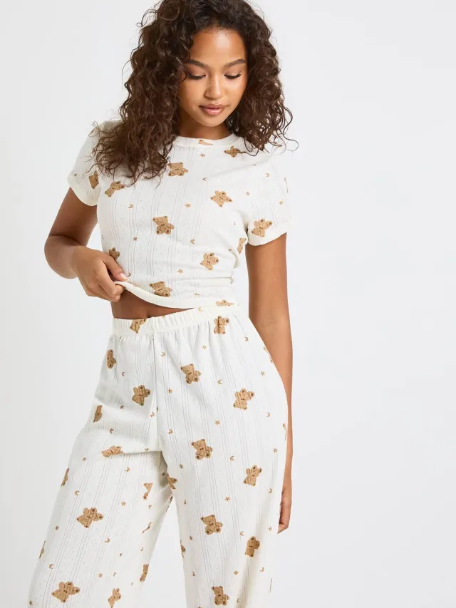boohoo Dames Pointelle Bear Print Baby T-Shirt en Pyjama Set met wijde pijpen Crème
