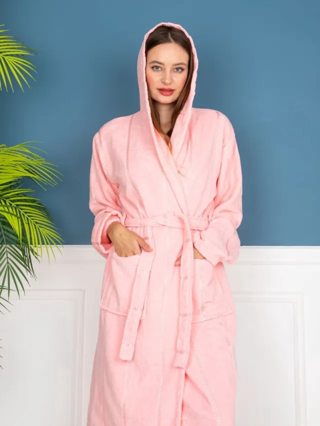 Lubna Home Luxe Badjas S/M-MET CAPUCHON VAN ZACHTE VELOURSBADSTOF-POEDER ROZE