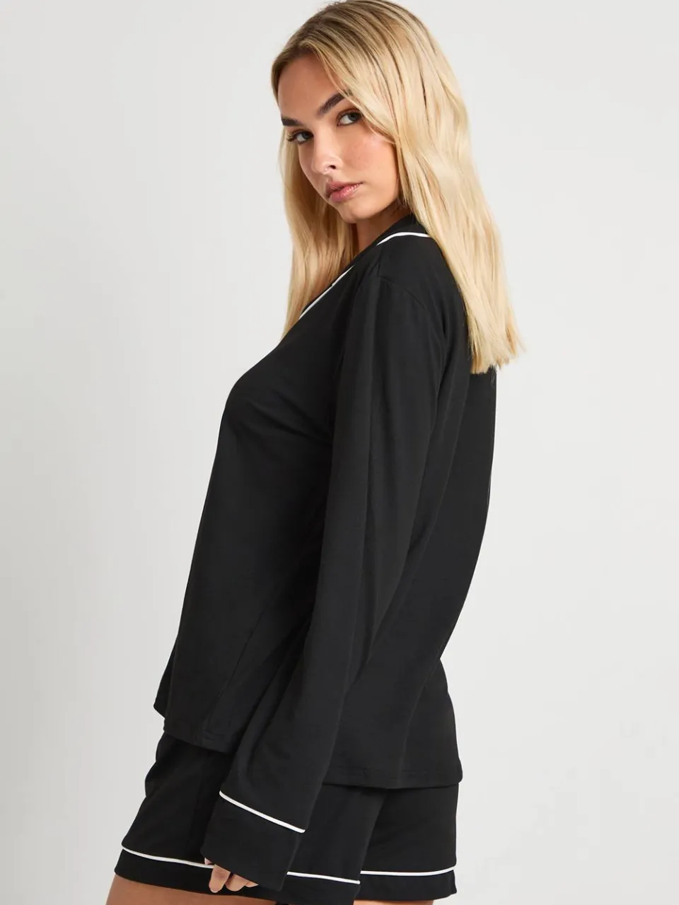boohoo Dames Pyjamaset met jersey-piping detail: overhemd met lange mouwen en shorts zwart, foto 2