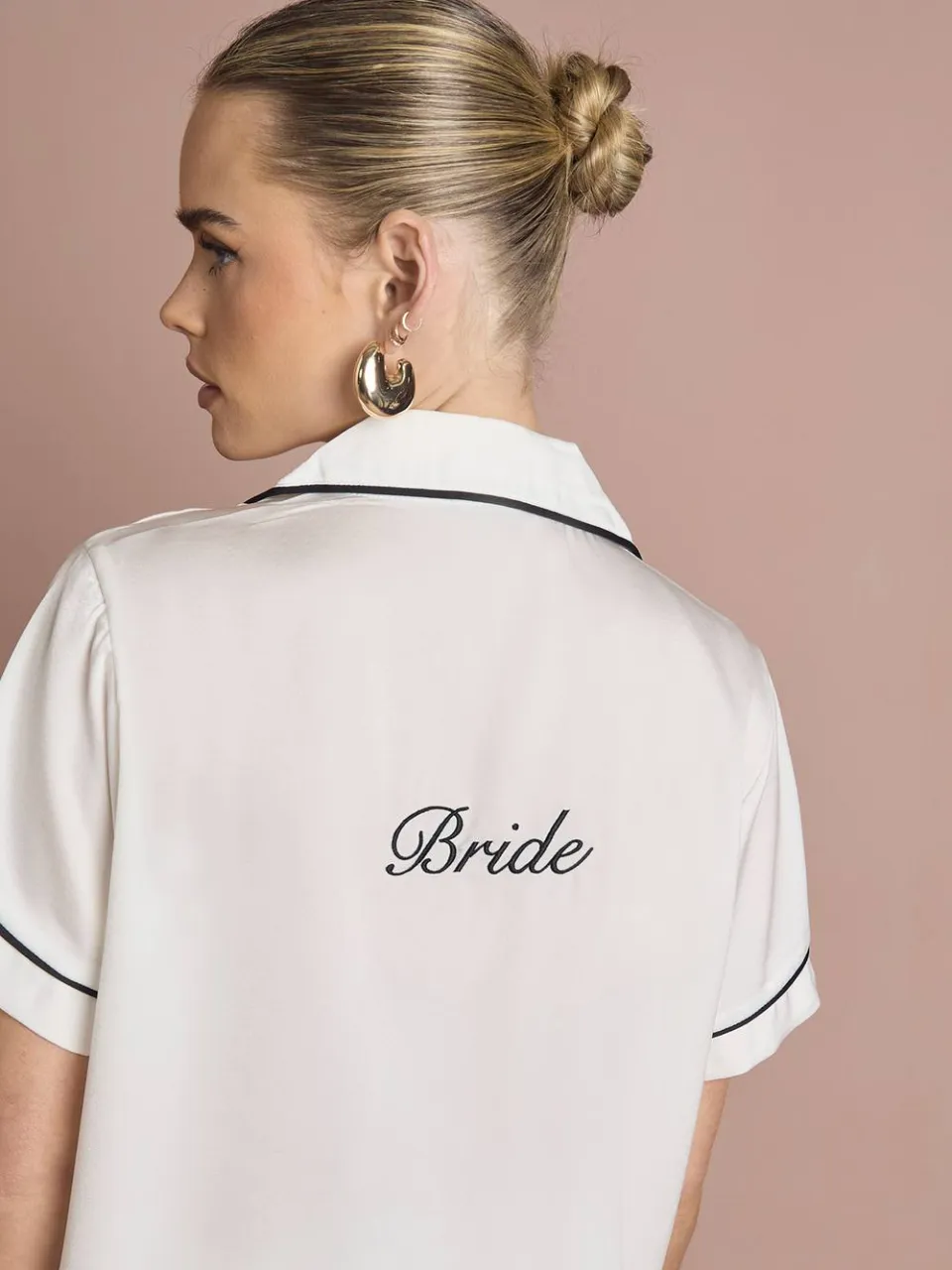 boohoo Dames Bruidspyjama 'Bride' Satijn Geborduurd Korte Mouw Shirt & Korte Broek Set wit, foto 4