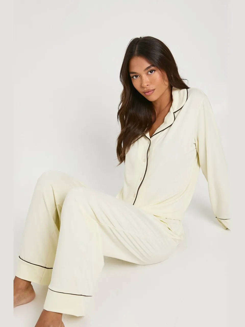 boohoo Dames Petite Piping Detail Overhemd met Lange Mouwen & Broek Pyjama Set crème, foto 4