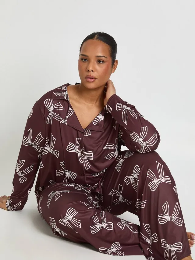 boohoo Dames Plus Boogprint langarmig overhemd & broek pyjama set Chocoladebruin