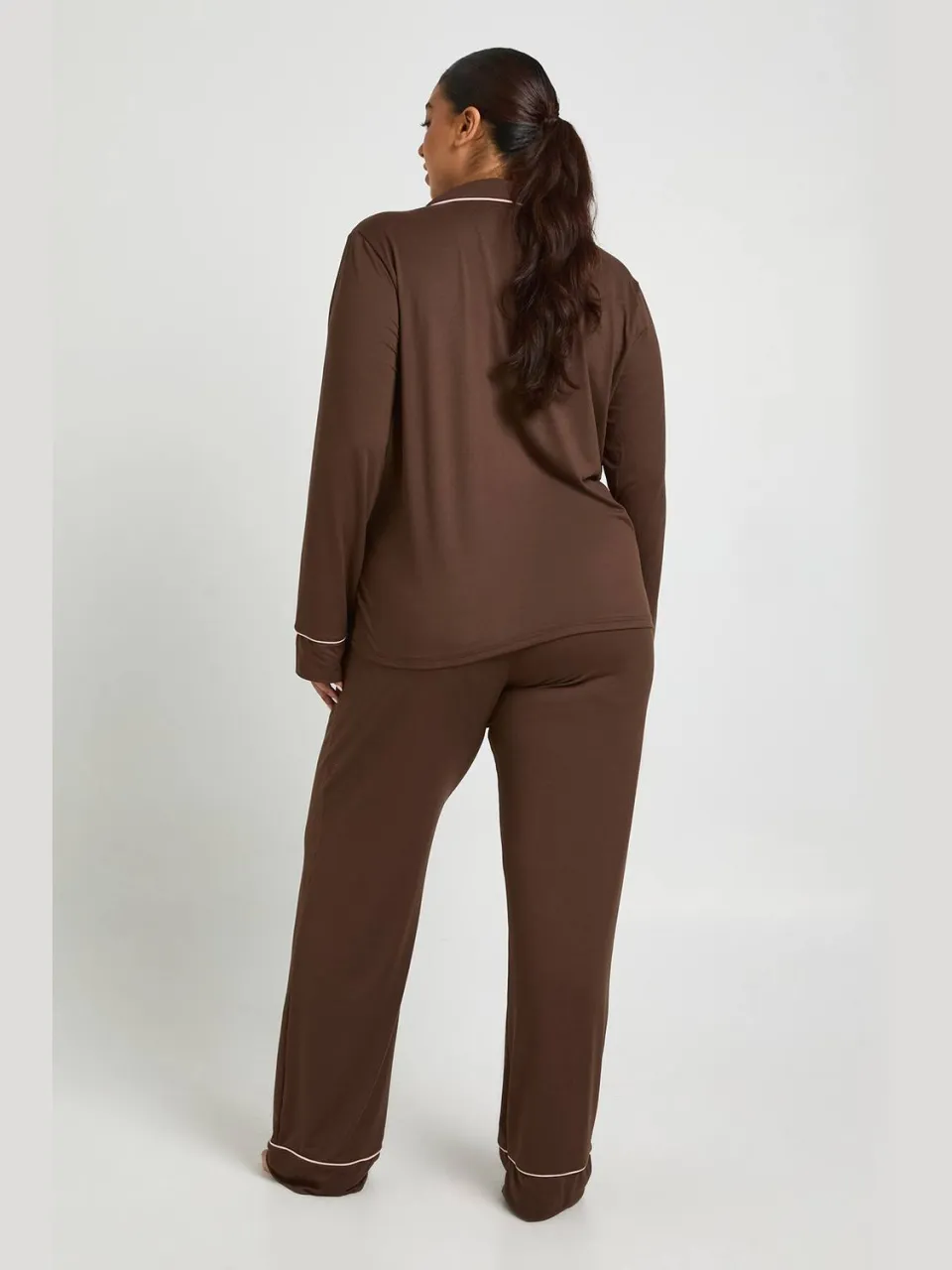 boohoo Dames Plus pijpdetail lange mouw overhemd & broek pyjamasset chocoladebruin, foto 2
