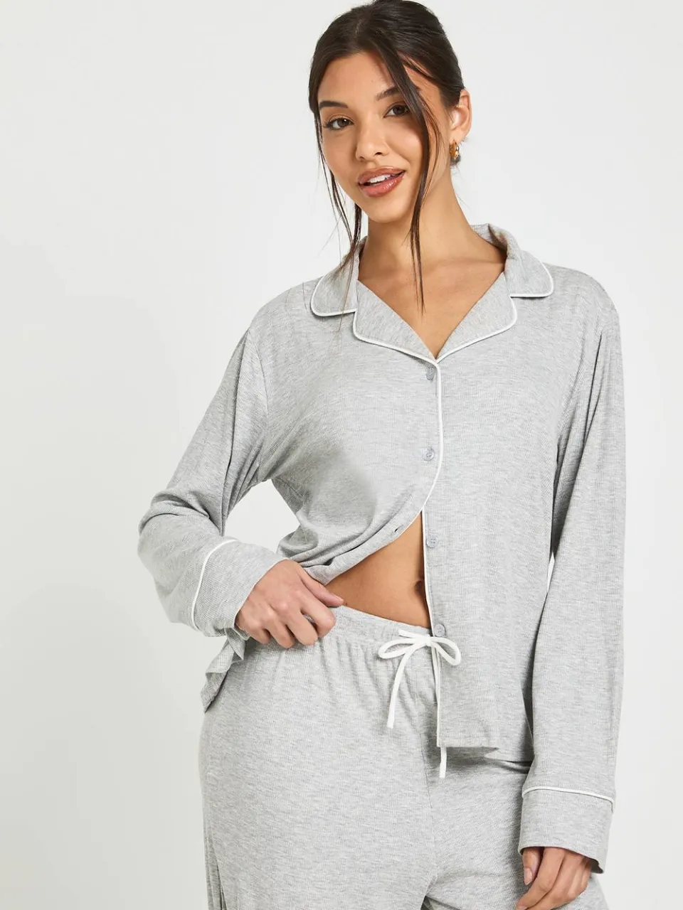 boohoo Dames Zachte Geribbelde Pyjama Set Met Paspeldetail, Shirt Met Lange Mouwen & Broek grijze mergel, foto 4