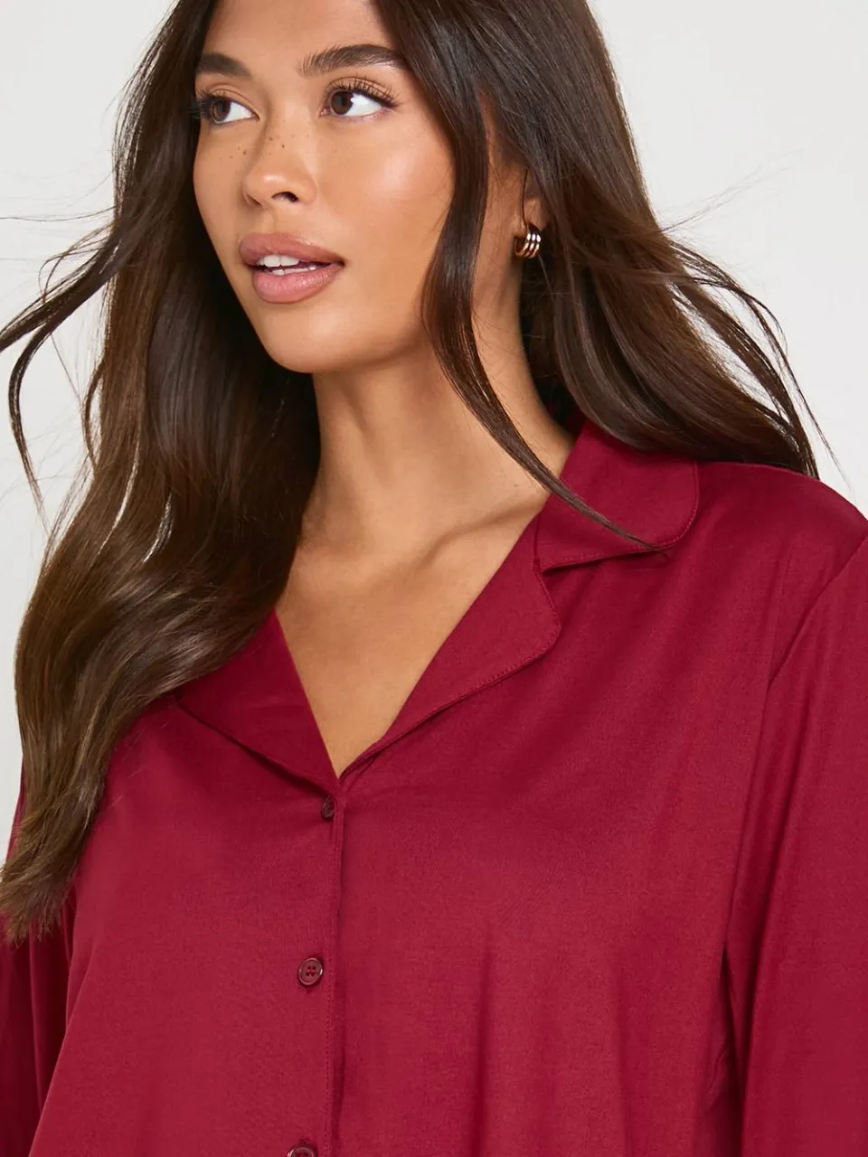 boohoo Dames Pyjamaset met overhemd en broek met doorlopende zachte drukknopen bordeaux rood, foto 3